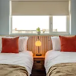 Cosy North Bay Vast Sea & Town Views *