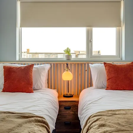 Cosy North Bay Vast Sea & Town Views *