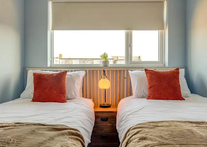 Cosy North Bay Vast Sea & Town Views *